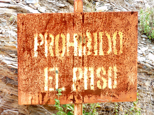 Photo of prohibado el paso sign