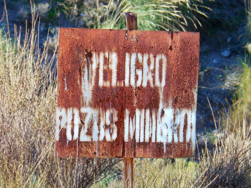 Photo of peligro pozos mineros sign